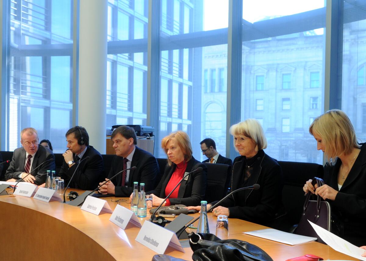 Ruprecht Polenz, (li), CDU/CSU, Vorsitzender des Auswärtigen Ausschusses des Deutschen Bundestages, empfängt eine Delegation des Auswärtigen Ausschusses des Abgeordnetenhauses des Parlaments der Tschechischen Republik, im Ausschuss.; Übersicht. Polenz, Ruprecht Ruprecht Polenz, (li), CDU/CSU, Vorsitzender des Auswärtigen Ausschusses des Deutschen Bundestages, empfängt eine Delegation des Auswärtigen Ausschusses des Abgeordnetenhauses des Parlaments der Tschechischen Republik, im Ausschuss.; Übersicht.