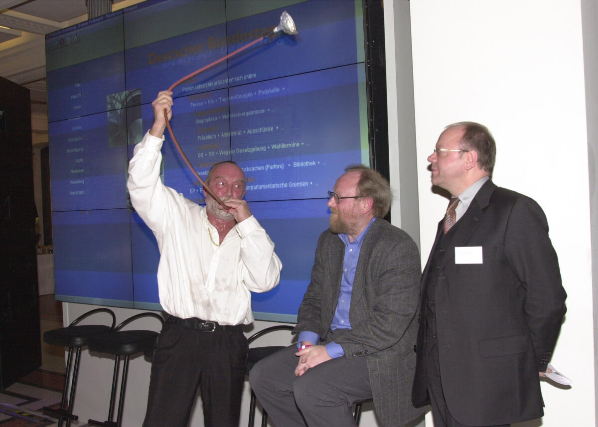 Thierse, Wolfgang; Sommer, Günter; Hefekäuser, Hans-Willi 14. Presseempfang des Bundestagspräsidenten in der Hauptstadtrepräsentanz der Deutschen Telekom AG in Berlin, v.l. Musiker Prof. Günter Sommer, Wolfgang Thierse, SPD, Hans-Willi Hefekäuser, Leiter Zentralbereich Ordnungs- und Wettbewerbspolitik, Deutsche Telekom AG.; Empfang