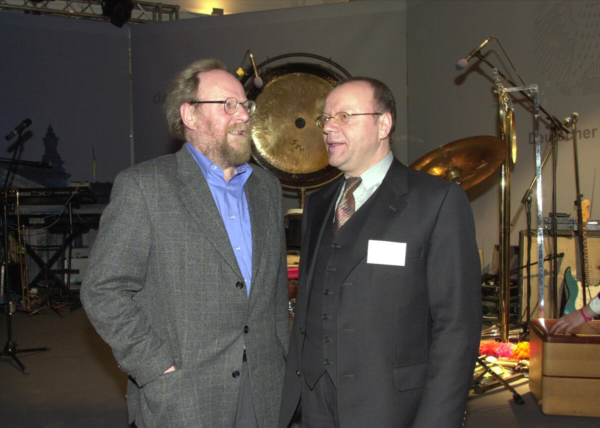 Thierse, Wolfgang; Hefekäuser, Hans-Willi 14. Presseempfang des Bundestagspräsidenten in der Hauptstadtrepräsentanz der Deutschen Telekom AG in Berlin, Bundestagspräsident  Wolfgang Thierse, SPD, links, Hans-Willi Hefekäuser, Leiter Zentralbereich Ordnungs- und Wettbewerbspolitik,; Deutsche Telekom AG, rechts, Gespräch, redend