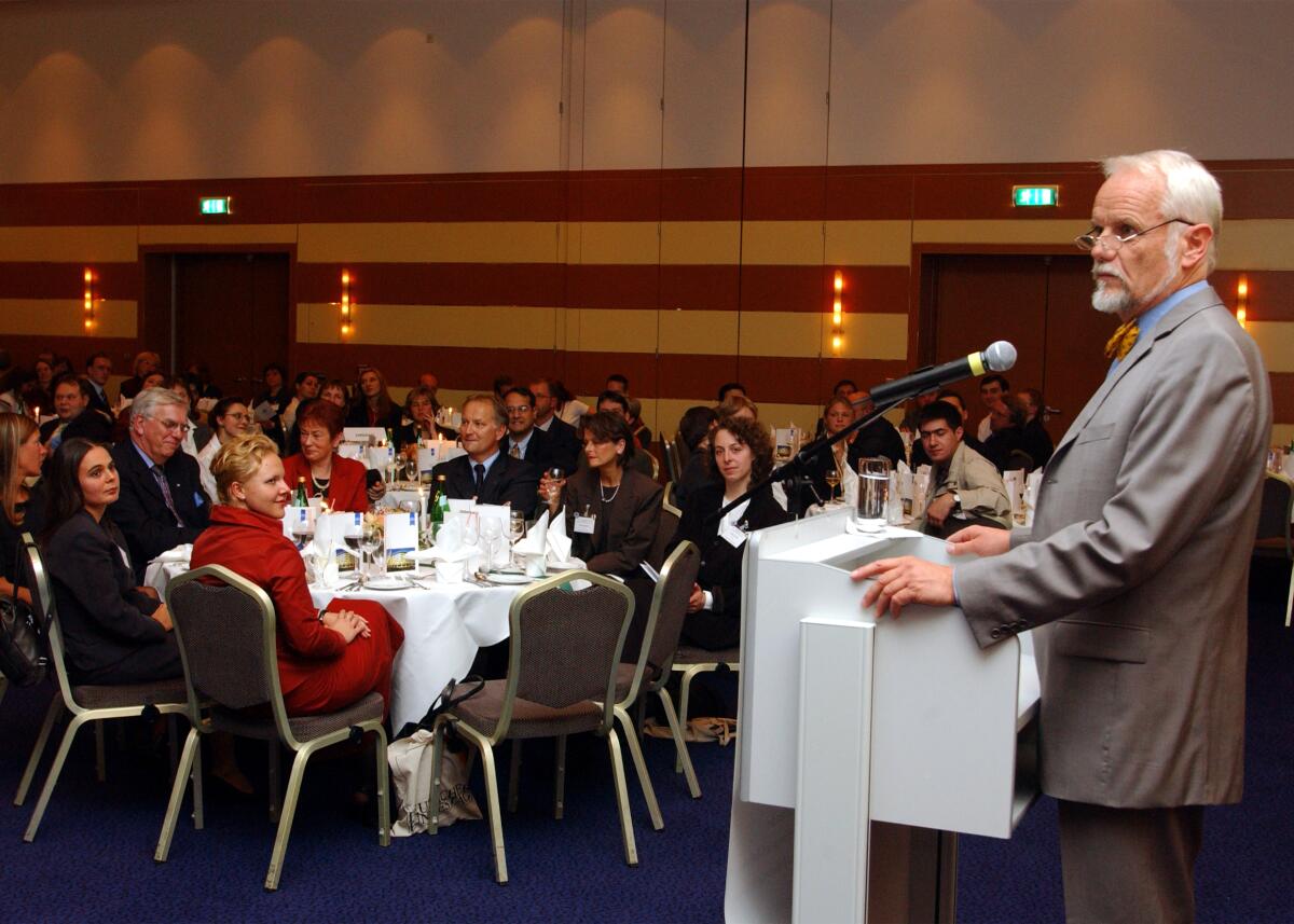 Rede, Wolfgang Börnsen, CDU/CSU, Berichterstatter für Internationale Austauschprogramme in der Kommission des Ältestenrates für Innere Angelegenheiten des Deutschen Bundestages, bei der Begrüßung der Internationalen Parlaments-Praktikanten. Börnsen, Wolfgang Rede, Wolfgang Börnsen, CDU/CSU, Berichterstatter für Internationale Austauschprogramme in der Kommission des Ältestenrates für Innere Angelegenheiten des Deutschen Bundestages, bei der Begrüßung der Internationalen Parlaments-Praktikanten.