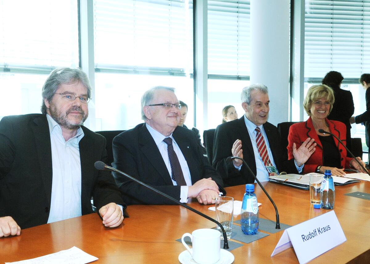 Prof. Dr. Uwe Holtz, (2.v.re), und Rudolf Kraus, (2.v.li), beide ehemalige Vorsitzende des Ausschusses des Deutschen Bundestages für wirtschaftliche Zusammenarbeit und Entwicklung, sind zu Gast im Ausschuss, der von der Vorsitzenden Dagmar Wöhrl, CDU/CSU, (re), geleitet wird. Links Thilo Hoppe, Mitglied des Ausschusses. Hotz, Uwe; Kraus, Rudolf; Hoppe, Thilo; Wöhrl, Dagmar G. Prof. Dr. Uwe Holtz, (2.v.re), und Rudolf Kraus, (2.v.li), beide ehemalige Vorsitzende des Ausschusses des Deutschen Bundestages für wirtschaftliche Zusammenarbeit und Entwicklung, sind zu Gast im Ausschuss, der von der Vorsitzenden Dagmar Wöhrl, CDU/CSU, (re), geleitet wird. Links Thilo Hoppe, Mitglied des Ausschusses.