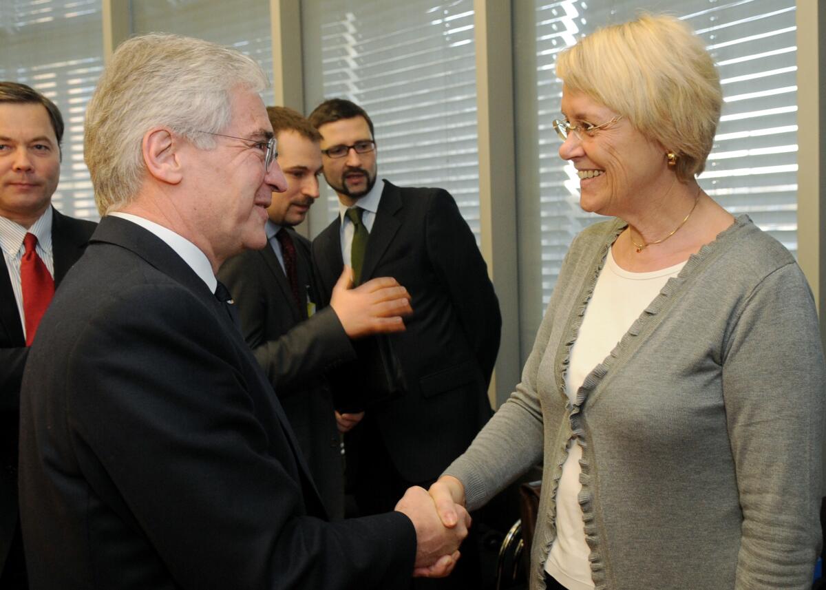 Dr. H. c. Susanne Kastner, SPD, Vorsitzende des Verteidigungsausschusses des Deutschen Bundestages, empfängt Alexander Rondos, (hier im Bild), EU-Sondergesandter, Rainer Endres, Flotillenadmiral, Volker Wieker, Generalinspekteur der Bundeswehr, und Staatssekretär Thomas Kossendey, zu einem Gespräch im Ausschuss. Kastner, Susanne; Rondos, Alexander Dr. H. c. Susanne Kastner, SPD, Vorsitzende des Verteidigungsausschusses des Deutschen Bundestages, empfängt Alexander Rondos, (hier im Bild), EU-Sondergesandter, Rainer Endres, Flotillenadmiral, Volker Wieker, Generalinspekteur der Bundeswehr, und Staatssekretär Thomas Kossendey, zu einem Gespräch im Ausschuss.
