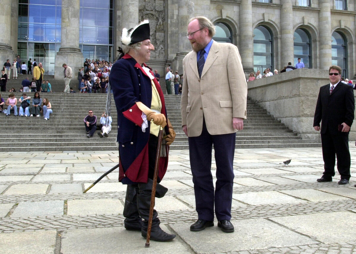 Thierse, Wolfgang; Kappelt, Olaf Bundestagspräsident Wolfgang Thierse, SPD, begrüßt Olaf Kappelt alias Friedrich König, der Touristen durch das historische Berlin führt.; Begrüßung, Touristen, Führung