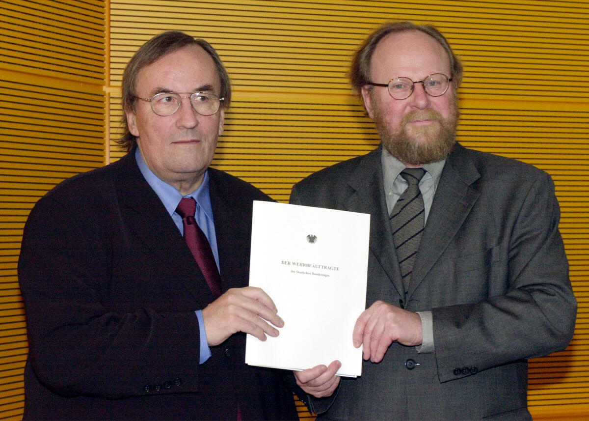 Thierse, Wolfgang; Penner, Willfried Bundestagspräsident Wolfgang Thierse, SPD,  nimmt  den Jahresbericht 2001 vom Wehrbeauftragten des Deutschen Bundestages, Dr. Willfried Penner, SPD, entgegen.; Übergabe