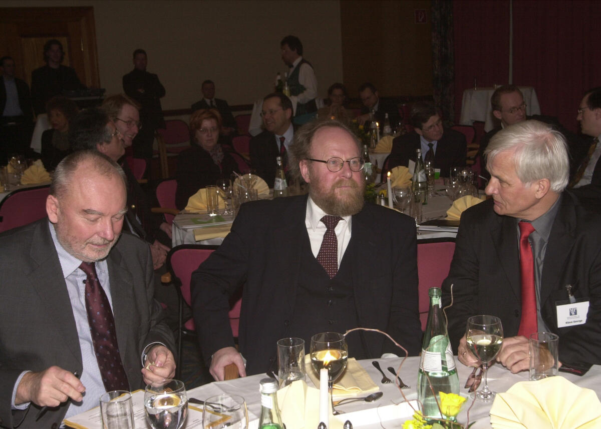 Verleihung des MPW-Journalistenpreis 2001, Wolfgang Thierse (mitte), SPD, Bundestagspräsident im Forum Hotel Berlin, Alexanderplatz.; Preisverleihung Thierse, Wolfgang Verleihung des MPW-Journalistenpreis 2001, Wolfgang Thierse (mitte), SPD, Bundestagspräsident im Forum Hotel Berlin, Alexanderplatz.; Preisverleihung