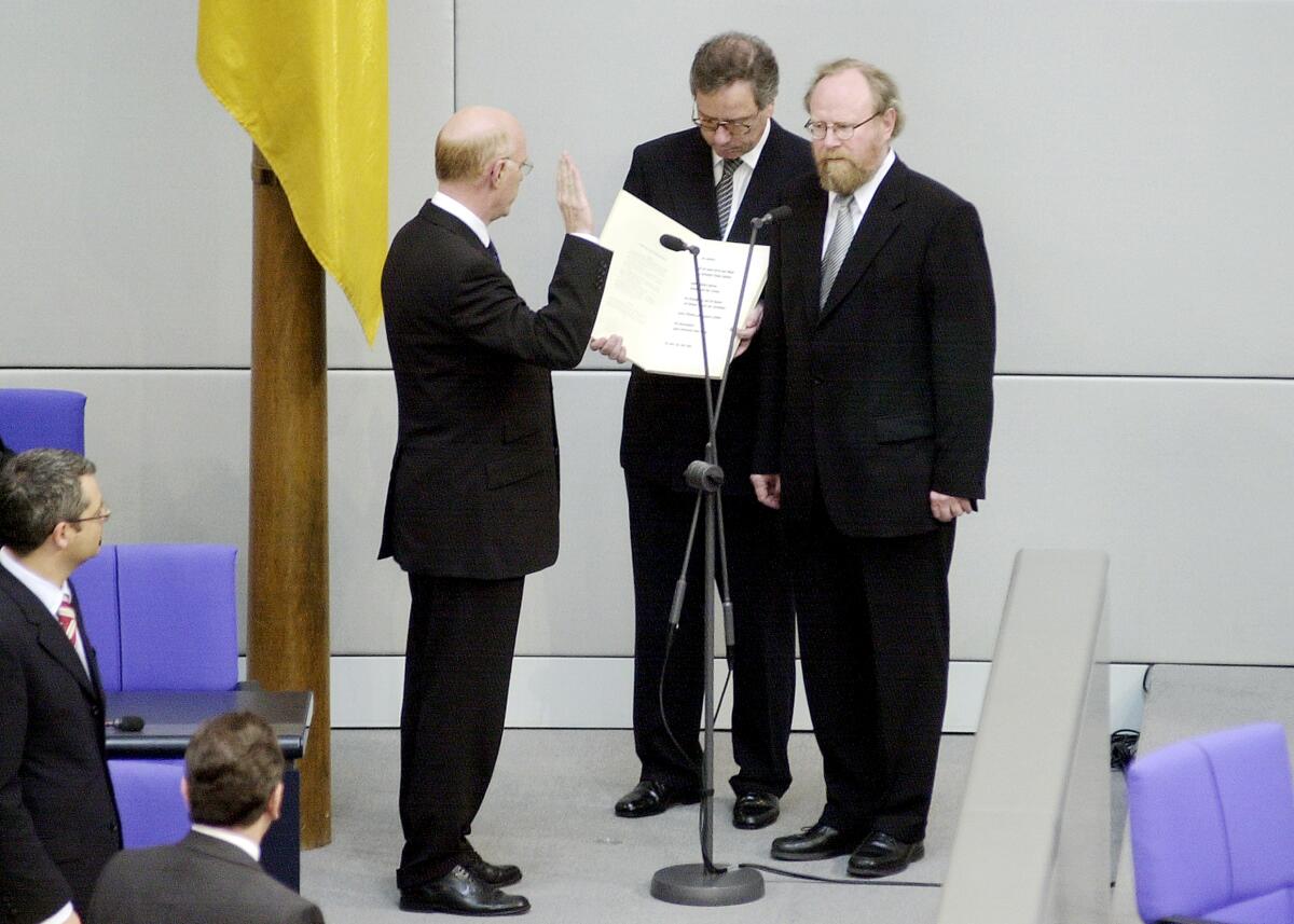 Vereidigung des neuen Bundesverteidigungsministers Dr. Peter Struck (links), SPD, durch Bundestagspräsident Wolfgang Thierse, SPD, dahinter Dr. Peter Eickenboom, Direktor beim Deutschen Bundestag.; Verteidigungsminister, Minister, Schwur, Geste, Gestik Thierse, Wolfgang; Struck, Peter; Eickenboom, Peter Vereidigung des neuen Bundesverteidigungsministers Dr. Peter Struck (links), SPD, durch Bundestagspräsident Wolfgang Thierse, SPD, dahinter Dr. Peter Eickenboom, Direktor beim Deutschen Bundestag.; Verteidigungsminister, Minister, Schwur, Geste, Gestik