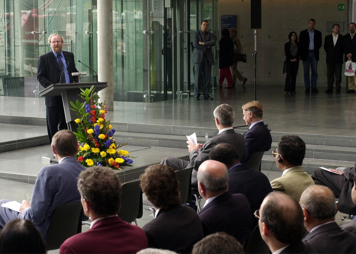 Thierse, Wolfgang Bundestagspräsident Wolfgang Thierse, SPD, bei der Verabschiedung der diplomatischen Vertreter.; Rede, redend, Gäste, Besucher