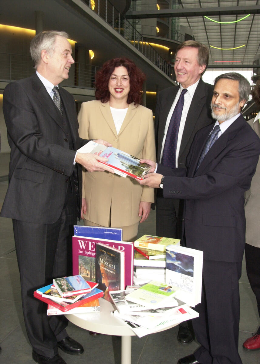 Griefahn, Monika Übergabe einer Bücherspende an Monika Griefahn, Vorsitzende des Ausschusses für Kultur und Medien. An der Bücherübergabe nehmen auch der Geschäftsführer des Börsenvereins des Deutschen Buchhandels, ein Vertreter des Auswärtigen Amtes und der stellvertretende Botschafter des Königreichs Nepal teil.; Übergabe