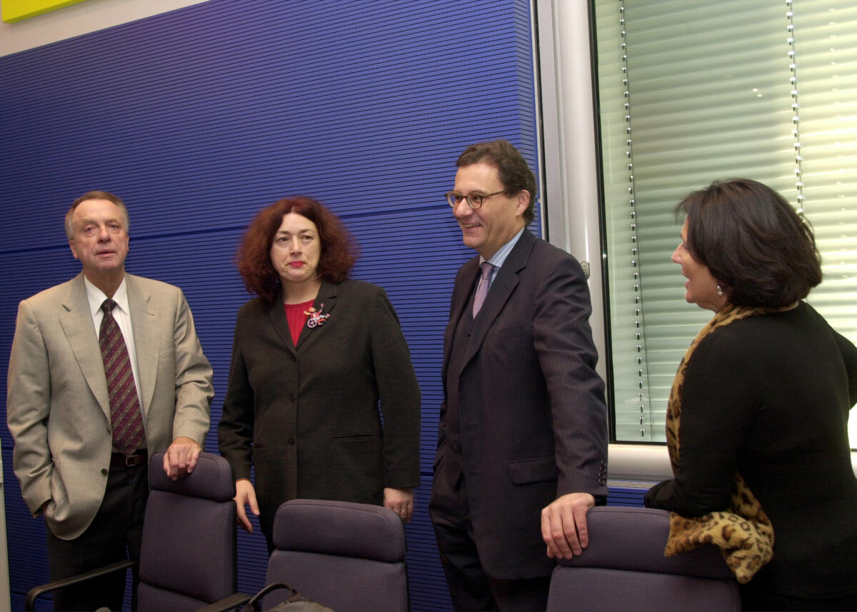 Neumann, Bernd; Griefahn, Monika; Otto, Hans-Joachim Kulturausschuss Deutscher Bundestag, Videokonferenz mit Kulturausschuss Französisches Parlament, Sitzungsraum, Reichstagsgebäude, mit Bernd Neumann, CDU/CSU, Vorsitzende Monika Griefahn, SPD, Hans-Joachim Otto, FDP, Gisela Schröter, SPD, v.li.n.re.