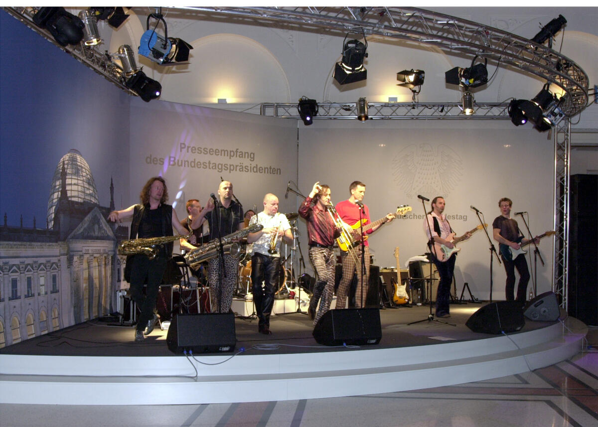  14. Presseempfang des Bundestagspräsidenten in der Hauptstadtrepräsentanz der Deutschen Telekom AG in Berlin.; Bühne, Rhythm&Blues-Band, Musiker
