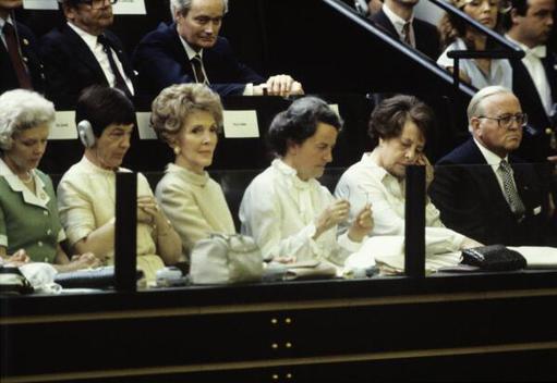 Carstens, Veronica; Schmidt, Hannelore; Reagan, Nancy Liegenschaften in Bonn, Plenargebäude
