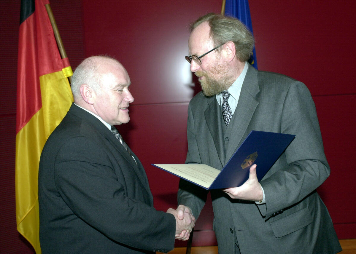 Bundestagspräsident Wolfgang Thierse, SPD, verleiht den Verdienstorden der Bundesrepublik Deutschland, (Verdienstkreuz I. Klasse) an Ernst Hinsken, CDU/CSU, MdB.; Bundestagsabgeordneter, Abgeordneter, Verleihung, Orden Thierse, Wolfgang; Hinsken, Ernst Bundestagspräsident Wolfgang Thierse, SPD, verleiht den Verdienstorden der Bundesrepublik Deutschland, (Verdienstkreuz I. Klasse) an Ernst Hinsken, CDU/CSU, MdB.; Bundestagsabgeordneter, Abgeordneter, Verleihung, Orden
