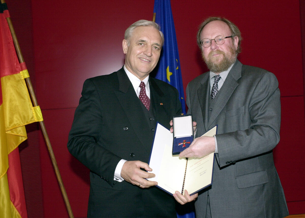Thierse, Wolfgang; Opel, Manfred Bundestagspräsident Wolfgang Thierse (rechts), SPD, verleiht den Verdienstorden der Bundesrepublik Deutschland, (Verdienstkreuz I. Klasse) an Manfred Opel, SPD, MdB.; Bundestagsabgeordneter, Abgeordneter, Verleihung, Orden