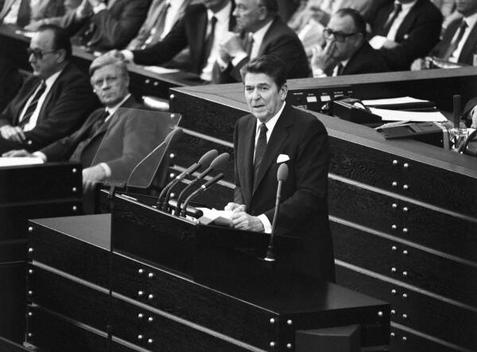 Reagan, Ronald; Schmidt, Helmut; Genscher, Hans-Dietrich Liegenschaften in Bonn, Plenargebäude