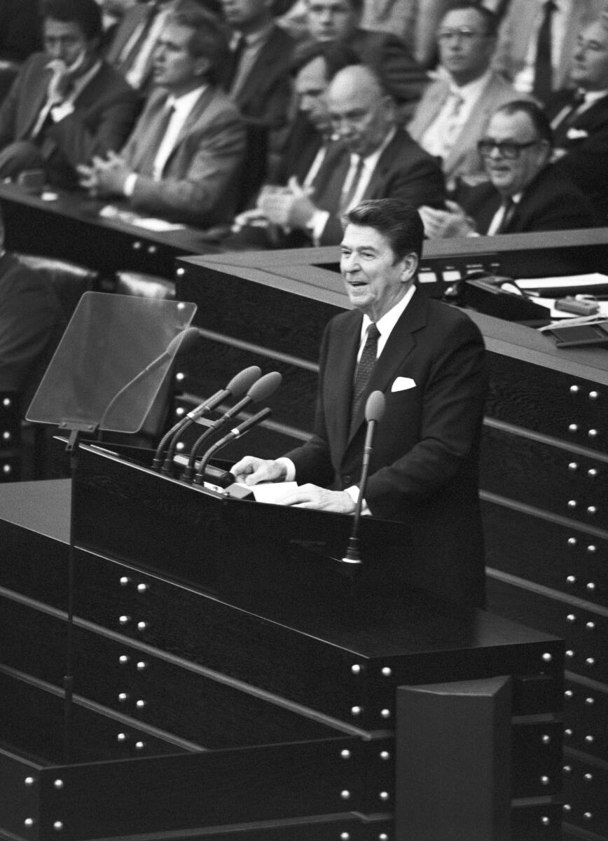 Staatsbesuch des Präsidenten der Vereinigten Staaten von Amerika Ronald Reagan und seiner Gattin Nancy Reagan in der Bundesrepublik Deutschland.; Der US- Präsident Ronald Reagan spricht vor dem Deutschen Bundestag.; Rede, Rednerpult Reagan, Ronald Staatsbesuch des Präsidenten der Vereinigten Staaten von Amerika Ronald Reagan und seiner Gattin Nancy Reagan in der Bundesrepublik Deutschland.; Der US- Präsident Ronald Reagan spricht vor dem Deutschen Bundestag.; Rede, Rednerpult