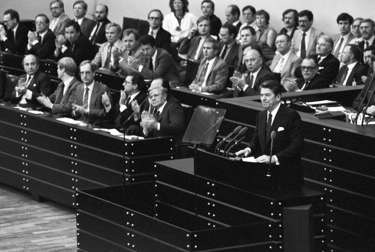 Staatsbesuch des Präsidenten der Vereinigten Staaten von Amerika Ronald Reagan und seiner Gattin Nancy Reagan in der Bundesrepublik Deutschland.; Der US- Präsident Ronald Reagan bekommt Applaus für seine Rede im Deutschen Bundestag.; Auf der Regierungsbank (v.l.n.r.): Bundeswirtschaftsminister Otto Graf Lambsdorff, FDP, MdB, Bundesfinanzminister Manfred Lahnstein, SPD, MdB, Bundesjustizminister Jürgen Schmude, SPD, MdB, Bundesinnenminister Gerhart Baum, FDP, MdB, Bundesaußenminister Hans-Dietrich Genscher, FDP, MdB, und Bundeskanzler Helmut Schmidt, SPD, MdB.; Bundestagsabgeordnete, Abgeordnete, Minister, Bundesminister, Rednerpult, Rede, applaudieren, Beifall Reagan, Ronald; Schmidt, Helmut; Genscher, Hans-Dietrich; Baum, Gerhart; Schmude, Jürgen; Lambsdorff, Otto Graf; Lahnstein, Manfred Staatsbesuch des Präsidenten der Vereinigten Staaten von Amerika Ronald Reagan und seiner Gattin Nancy Reagan in der Bundesrepublik Deutschland.; Der US- Präsident Ronald Reagan bekommt Applaus für seine Rede im Deutschen Bundestag.; Auf der Regierungsbank (v.l.n.r.): Bundeswirtschaftsminister Otto Graf Lambsdorff, FDP, MdB, Bundesfinanzminister Manfred Lahnstein, SPD, MdB, Bundesjustizminister Jürgen Schmude, SPD, MdB, Bundesinnenminister Gerhart Baum, FDP, MdB, Bundesaußenminister Hans-Dietrich Genscher, FDP, MdB, und Bundeskanzler Helmut Schmidt, SPD, MdB.; Bundestagsabgeordnete, Abgeordnete, Minister, Bundesminister, Rednerpult, Rede, applaudieren, Beifall