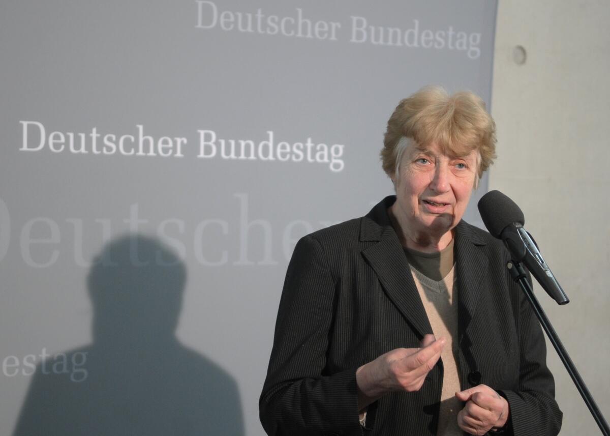 Der 2. Untersuchungsausschuss (NSU) der 17. Wahlperiode des Deutschen Bundestages hat mit Beteiligung von Auskunftspersonen eine Anhörung. Gehört wird die Ombudsfrau für die Opfer und Opferangehörigen der soganannten Zwickauer Zelle und Vorstandsvorsitzende des Paritätischen Landesverbandes Berlin, Prof. Barbara John (hier im Bild). Die Sitzung und Anhörung wird von dem Vorsitzenden, Sebastian Edathy, SPD, geleitet. John, Barbara Der 2. Untersuchungsausschuss (NSU) der 17. Wahlperiode des Deutschen Bundestages hat mit Beteiligung von Auskunftspersonen eine Anhörung. Gehört wird die Ombudsfrau für die Opfer und Opferangehörigen der soganannten Zwickauer Zelle und Vorstandsvorsitzende des Paritätischen Landesverbandes Berlin, Prof. Barbara John (hier im Bild). Die Sitzung und Anhörung wird von dem Vorsitzenden, Sebastian Edathy, SPD, geleitet.