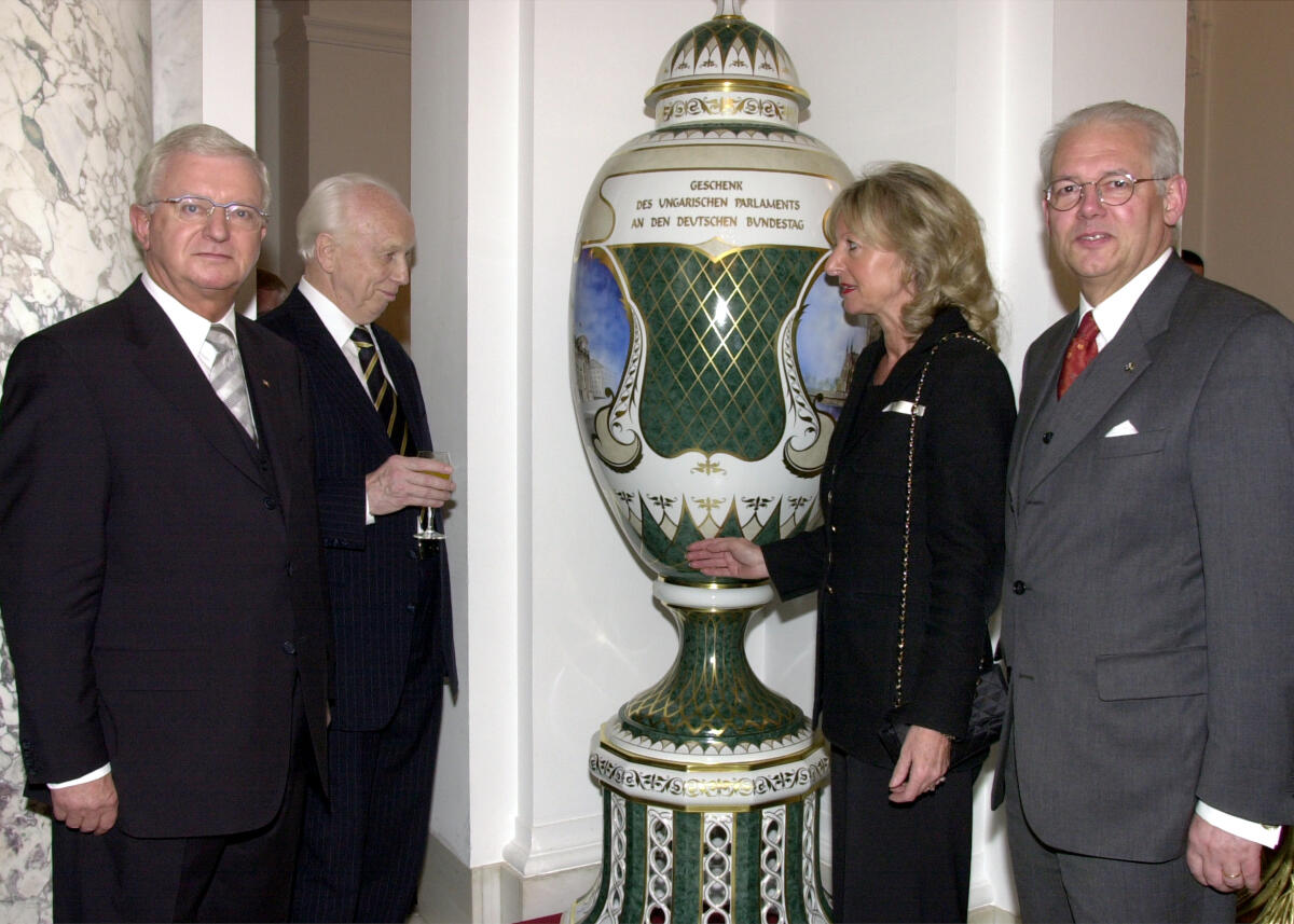 In Anwesenheit von Bundestagsvizepräsident Dr. h.c. Rudolf Seiters, CDU/CSU, wird der Präsident der Republik Ungarn Prof. Dr. Ferenc Mádl eine Bodenvase der ungarischen Porzellanmanufaktur Herend für die Deutsche Parlamentarische Gesellschaft überreichen. Das Geschenk ist ein Zeichen des Dankes des ungarischen Volkdes und Parlaments.; Geschenk, Dank Seiters, Rudolf In Anwesenheit von Bundestagsvizepräsident Dr. h.c. Rudolf Seiters, CDU/CSU, wird der Präsident der Republik Ungarn Prof. Dr. Ferenc Mádl eine Bodenvase der ungarischen Porzellanmanufaktur Herend für die Deutsche Parlamentarische Gesellschaft überreichen. Das Geschenk ist ein Zeichen des Dankes des ungarischen Volkdes und Parlaments.; Geschenk, Dank