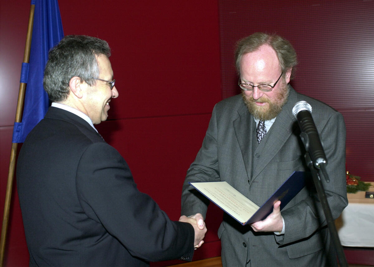 Thierse, Wolfgang; Friedrich, Horst Bundestagspräsident Wolfgang Thierse, SPD, verleiht den Verdienstorden der Bundesrepublik Deutschland (Verdienstkreuz am Bande) an Horst Friedrich, FDP, MdB.; Bundestagsabgeordneter, Abgeordneter, Verleihung, Orden
