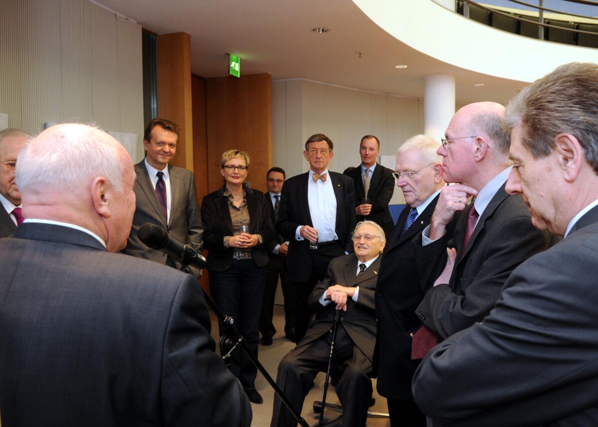 Ernst Hinsken, (li), CDU/CSU, Vorsitzender des Ausschusses des Deutschen Bundestages für Wirtschaft und Technologie, eröffnet in Gegenwart von Bundestagspräsident Prof. Dr. Norbert Lammert, (2.v.re), CDU/CSU, die Galerie der ehemaligen Vorsitzenden dieses Ausschusses. Darunter: Lothar Haase (sitzend), Dr. Heinz Riesenhuber, (5.v.re), Friedhelm Ost, (3.v.re), Hermann-Josef Unland, (li. verdeckt), Martin Dörmann, (3.v.li), Andrea Wicklein, (4.v.li), und Eduard Oswald, (re). Im Hintergrund, (4.v.re), Dr. Matthias Heider.; Fotogalerie. Lammert, Norbert; Oswald, Eduard; Haase, Lothar; Riesenhuber, Heinz; Ost, Friedhelm; Unland, Hermann-Josef; Dörmann, Martin; Wicklein, Andrea; Hinsken, Ernst; Heider, Matthias Ernst Hinsken, (li), CDU/CSU, Vorsitzender des Ausschusses des Deutschen Bundestages für Wirtschaft und Technologie, eröffnet in Gegenwart von Bundestagspräsident Prof. Dr. Norbert Lammert, (2.v.re), CDU/CSU, die Galerie der ehemaligen Vorsitzenden dieses Ausschusses. Darunter: Lothar Haase (sitzend), Dr. Heinz Riesenhuber, (5.v.re), Friedhelm Ost, (3.v.re), Hermann-Josef Unland, (li. verdeckt), Martin Dörmann, (3.v.li), Andrea Wicklein, (4.v.li), und Eduard Oswald, (re). Im Hintergrund, (4.v.re), Dr. Matthias Heider.; Fotogalerie.
