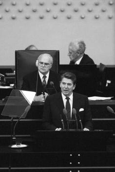 Reagan, Ronald; Stücklen, Richard Liegenschaften in Bonn, Plenargebäude