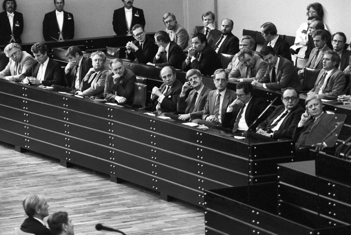 Staatsbesuch des Präsidenten der Vereinigten Staaten von Amerika Ronald Reagan und seiner Gattin Nancy Reagan in der Bundesrepublik Deutschland.; Auf der Regierungsbank (v.l.n.r.): Bundesarbeitsminister Heinz Westphal, SPD, MdB, Bundesverkehrsminister Volker Hauff, SPD, MdB, Bundesverteidigungsminister Hans Apel, SPD, MdB, Bundeswirtschaftsminister Otto Graf Lambsdorff, FDP, MdB, Bundesjustizminister Jürgen Schmude, SPD, MdB, Bundesinnenminister Gerhart Baum, FDP, MdB, Bundesaußenminister Hans-Dietrich Genscher, FDP, MdB, und Bundeskanzler Helmut Schmidt, SPD, MdB.; Bundestagsabgeordnete, Abgeordnete, Minister, Bundesminister Schmidt, Helmut; Genscher, Hans-Dietrich; Baum, Gerhart; Schmude, Jürgen; Lambsdorff, Otto Graf; Reagan, Ronald; Carstens, Karl; Apel, Hans; Hauff, Volker; Westphal, Heinz Staatsbesuch des Präsidenten der Vereinigten Staaten von Amerika Ronald Reagan und seiner Gattin Nancy Reagan in der Bundesrepublik Deutschland.; Auf der Regierungsbank (v.l.n.r.): Bundesarbeitsminister Heinz Westphal, SPD, MdB, Bundesverkehrsminister Volker Hauff, SPD, MdB, Bundesverteidigungsminister Hans Apel, SPD, MdB, Bundeswirtschaftsminister Otto Graf Lambsdorff, FDP, MdB, Bundesjustizminister Jürgen Schmude, SPD, MdB, Bundesinnenminister Gerhart Baum, FDP, MdB, Bundesaußenminister Hans-Dietrich Genscher, FDP, MdB, und Bundeskanzler Helmut Schmidt, SPD, MdB.; Bundestagsabgeordnete, Abgeordnete, Minister, Bundesminister