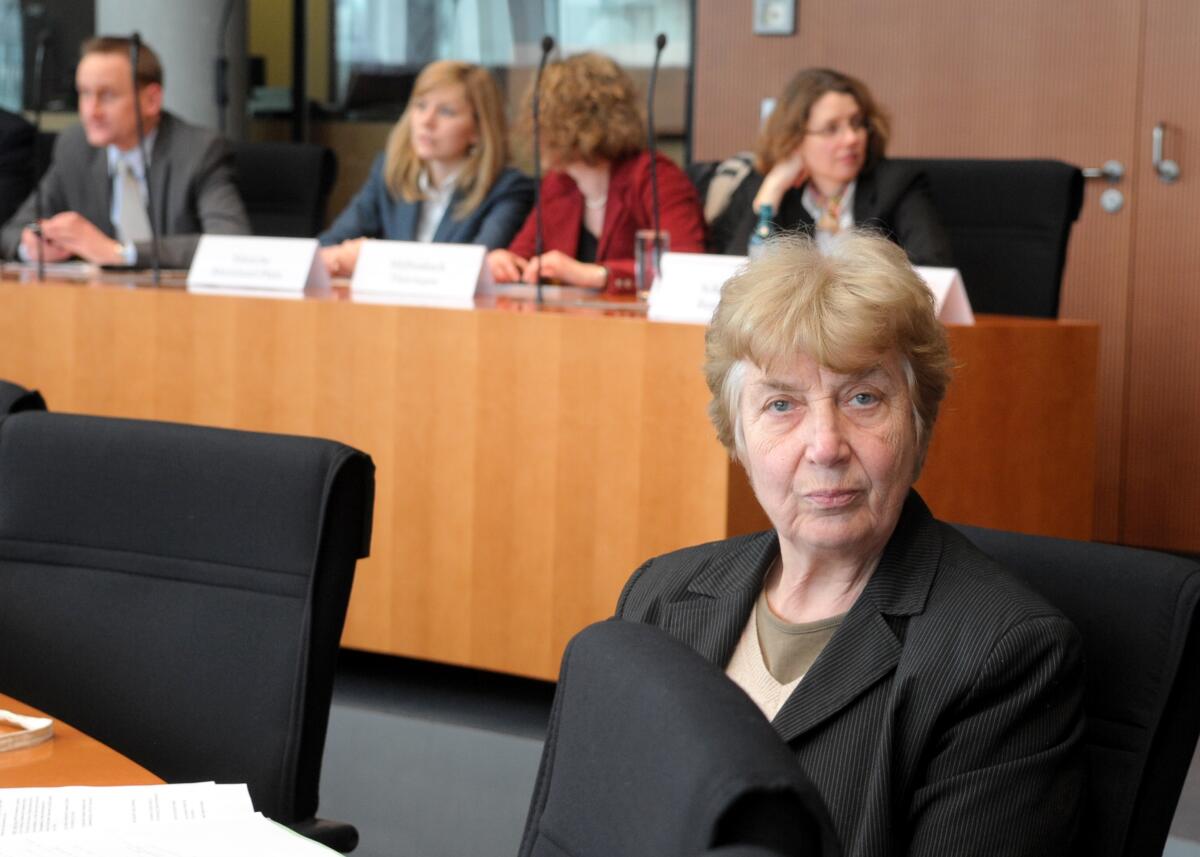 Der 2. Untersuchungsausschuss (NSU) der 17. Wahlperiode des Deutschen Bundestages hat mit Beteiligung von Auskunftspersonen eine Anhörung. Gehört wird die Ombudsfrau für die Opfer und Opferangehörigen der soganannten Zwickauer Zelle und Vorstandsvorsitzende des Paritätischen Landesverbandes Berlin, Prof. Barbara John (hier im Bild). Die Sitzung und Anhörung wird von dem Vorsitzenden, Sebastian Edathy, SPD, geleitet. John, Barbara Der 2. Untersuchungsausschuss (NSU) der 17. Wahlperiode des Deutschen Bundestages hat mit Beteiligung von Auskunftspersonen eine Anhörung. Gehört wird die Ombudsfrau für die Opfer und Opferangehörigen der soganannten Zwickauer Zelle und Vorstandsvorsitzende des Paritätischen Landesverbandes Berlin, Prof. Barbara John (hier im Bild). Die Sitzung und Anhörung wird von dem Vorsitzenden, Sebastian Edathy, SPD, geleitet.