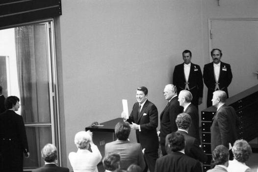 Reagan, Ronald; Schmidt, Helmut; Carstens, Karl; Stücklen, Richard Liegenschaften in Bonn, Plenargebäude