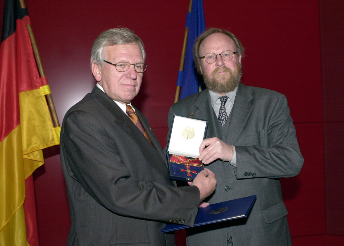 Thierse, Wolfgang; Hornhues, Karl-Heinz Bundestagspräsident Wolfgang Thierse, SPD, verleiht den Verdienstorden der Bundesrepublik Deutschland (Große Verdienstkreuz),  an Prof. Dr. Karl-Heinz Hornhues, CDU/CSU, MdB.; Bundestagsabgeordneter, Abgeordneter, Verleihung, Orden