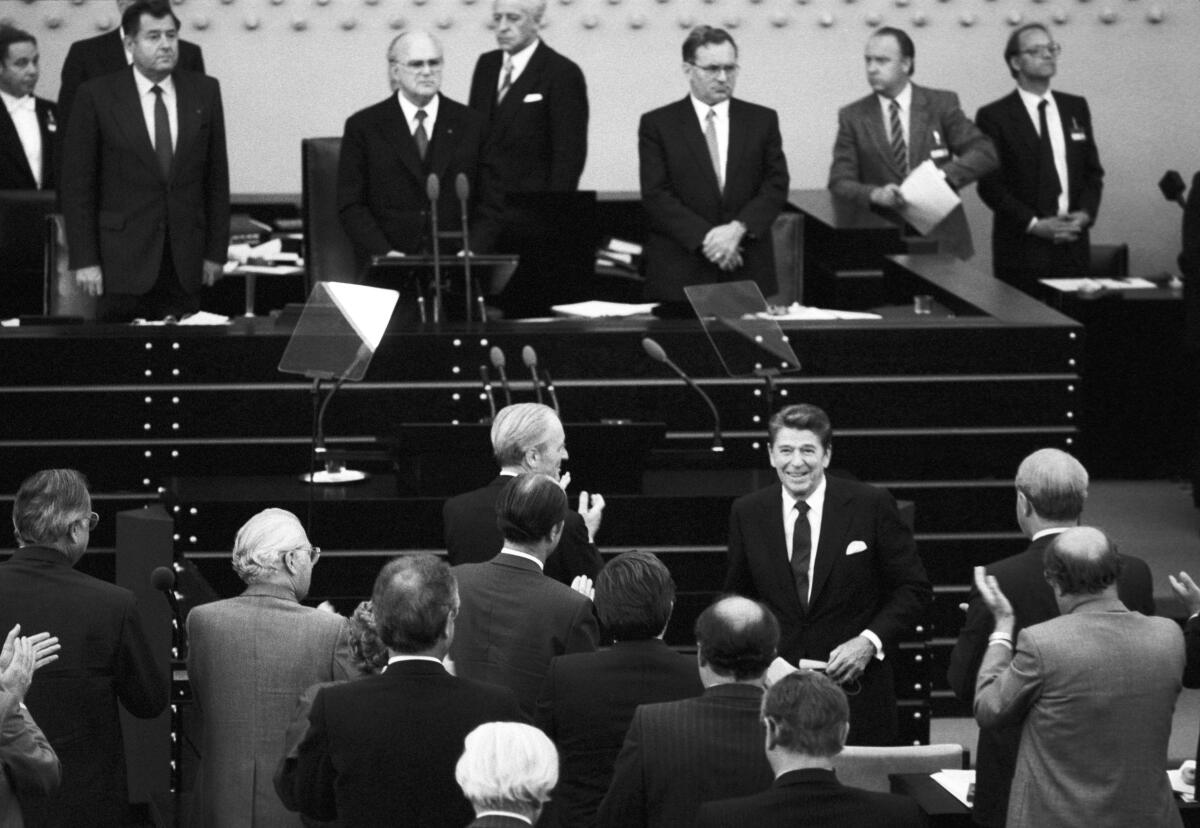 Staatsbesuch des Präsidenten der Vereinigten Staaten von Amerika Ronald Reagan und seiner Gattin Nancy Reagan in der Bundesrepublik Deutschland.; Der US- Präsident Ronald Reagan bekommt Applaus für seine Rede im Deutschen Bundestag.; Beifall, Applaus, applaudieren, Bundestagsabgeordnete, Abgeordnete Reagan, Ronald; Stücklen, Richard; Carstens, Karl Staatsbesuch des Präsidenten der Vereinigten Staaten von Amerika Ronald Reagan und seiner Gattin Nancy Reagan in der Bundesrepublik Deutschland.; Der US- Präsident Ronald Reagan bekommt Applaus für seine Rede im Deutschen Bundestag.; Beifall, Applaus, applaudieren, Bundestagsabgeordnete, Abgeordnete
