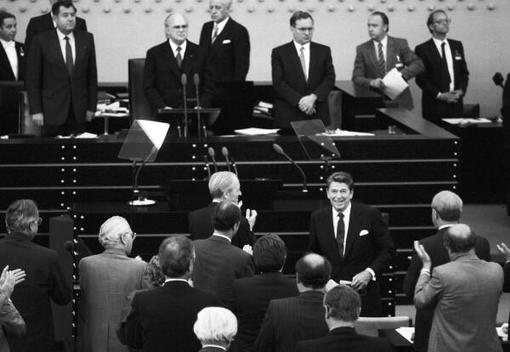 Reagan, Ronald; Stücklen, Richard; Carstens, Karl Liegenschaften in Bonn, Plenargebäude