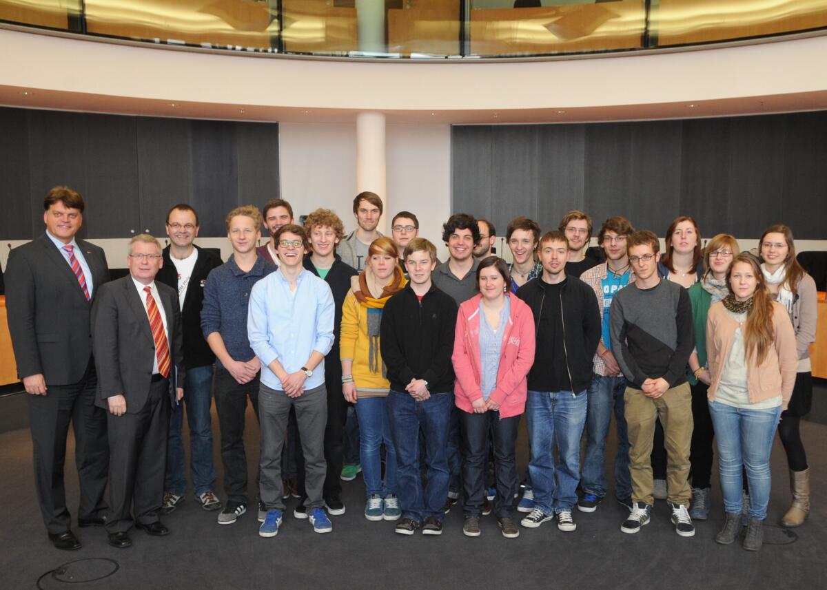 Eine Gruppe von Personen im Freiwilligen Sozialen Jahr sind im Rahmen eines Seminars des CVJM e. V. zu Besuch beim Verteidigungsausschuss des Deutschen Bundestages. Markus Grübel, (li), CDU/CSU, und Fritz Rudolf Körper, (2.v.li), SPD, beide Mitglieder des Bundestagsausschusses, begrüßen die Gäste.; Gruppenfoto. Grübel, Markus; Körper, Fritz Rudolf Eine Gruppe von Personen im Freiwilligen Sozialen Jahr sind im Rahmen eines Seminars des CVJM e. V. zu Besuch beim Verteidigungsausschuss des Deutschen Bundestages. Markus Grübel, (li), CDU/CSU, und Fritz Rudolf Körper, (2.v.li), SPD, beide Mitglieder des Bundestagsausschusses, begrüßen die Gäste.; Gruppenfoto.