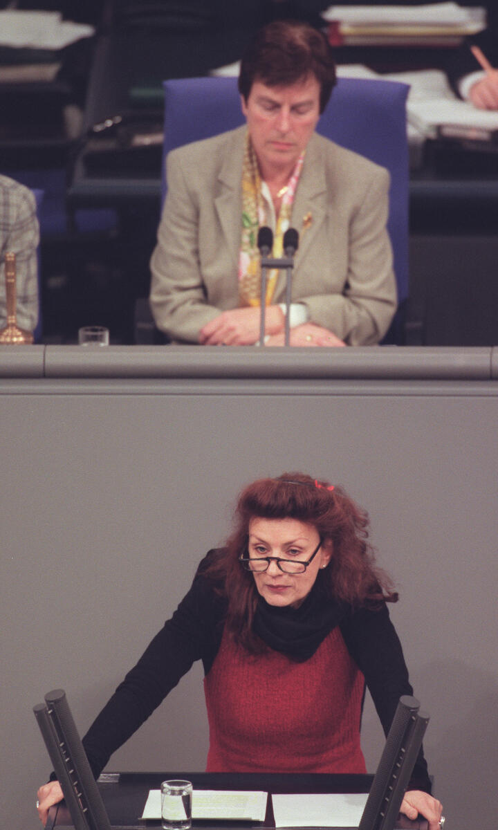 Jelpke, Ulla; Fuchs, Anke Ulla Jelpke, PDS, MdB, Rede im Deutschen Bundestag,  81. Bundestagssitzung.; Vorsitz: Bundestagsvizepräsidentin Anke Fuchs, SPD.; Bundestagsabgeordnete, Abgeordnete, Plenum, Rednerpult, Vizepräsidentin
