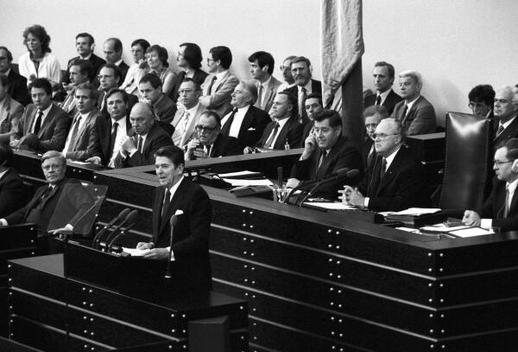 Reagan, Ronald; Stücklen, Richard; Schmidt, Helmut Liegenschaften in Bonn, Plenargebäude