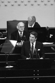 Reagan, Ronald; Stücklen, Richard Liegenschaften in Bonn, Plenargebäude