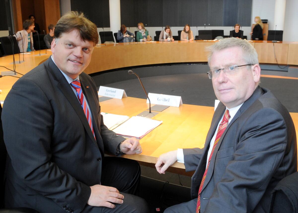 Grübel, Markus; Körper, Fritz Rudolf Eine Gruppe von Personen (im Hintergrund) im Freiwilligen Sozialen Jahr sind im Rahmen eines Seminars des CVJM e. V. zu Besuch beim Verteidigungsausschuss des Deutschen Bundestages. Markus Grübel, (li), CDU/CSU, und Fritz Rudolf Körper, (re), SPD, beide Mitglieder des Bundestagsausschusses, begrüßen die Gäste.