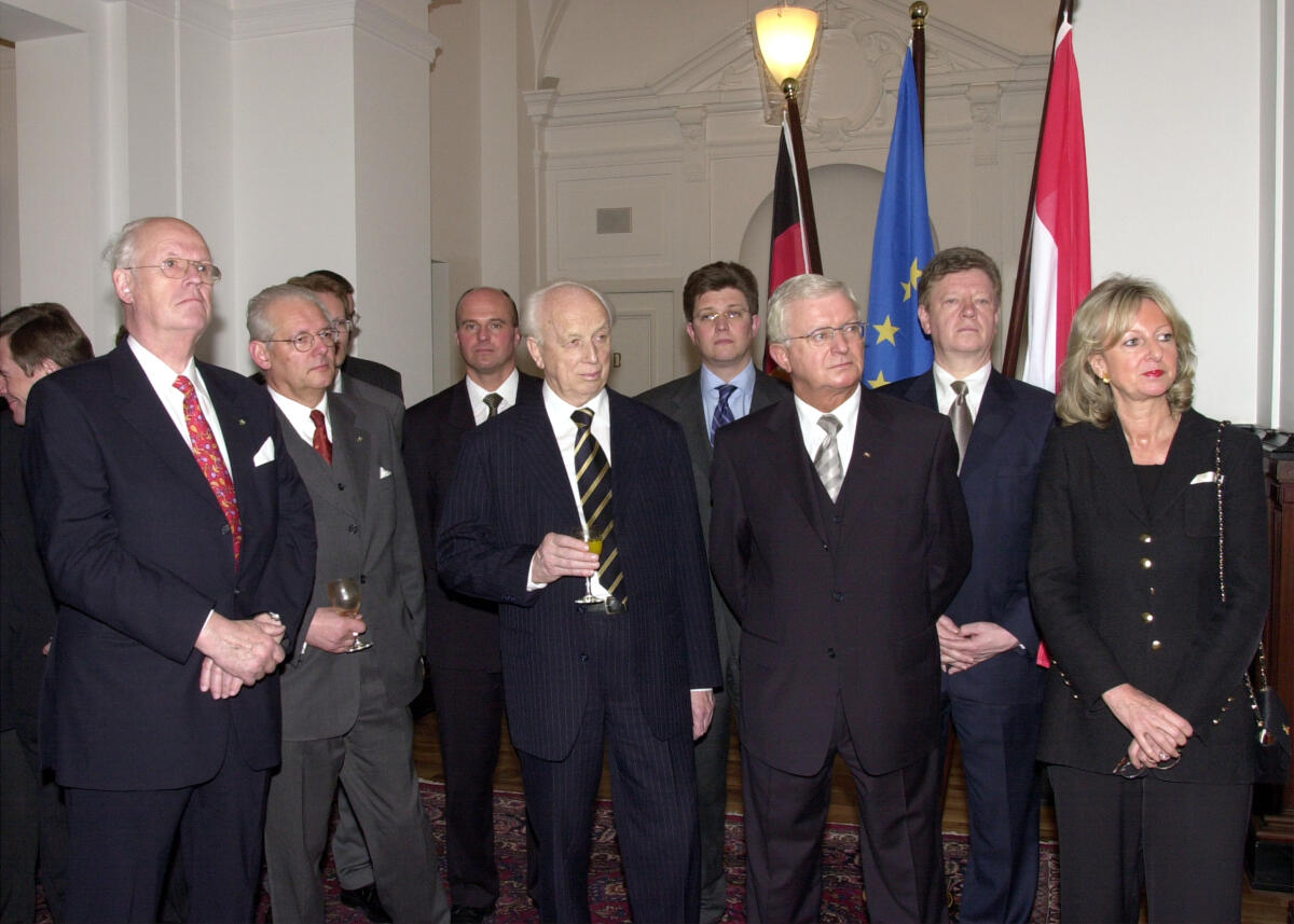 In Anwesenheit von Bundestagsvizepräsident Dr. h.c. Rudolf Seiters, CDU/CSU, wird der Präsident der Republik Ungarn Prof. Dr. Ferenc Mádl eine Bodenvase der ungarischen Porzellanmanufaktur Herend für die Deutsche Parlamentarische Gesellschaft überreichen. Das Geschenk ist ein Zeichen des Dankes des ungarischen Volkdes und Parlaments.; Geschenk, Dank Seiters, Rudolf; Mádl, Ferenc In Anwesenheit von Bundestagsvizepräsident Dr. h.c. Rudolf Seiters, CDU/CSU, wird der Präsident der Republik Ungarn Prof. Dr. Ferenc Mádl eine Bodenvase der ungarischen Porzellanmanufaktur Herend für die Deutsche Parlamentarische Gesellschaft überreichen. Das Geschenk ist ein Zeichen des Dankes des ungarischen Volkdes und Parlaments.; Geschenk, Dank