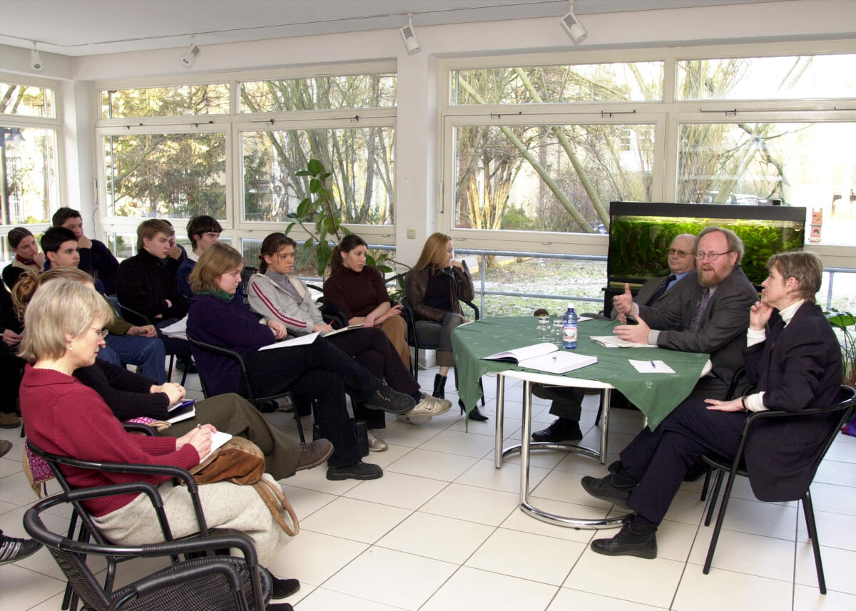 Thierse, Wolfgang Bundestagspräsident Wolfgang Thierse (2.v.r.), SPD, besucht die Königin-Luise-Schule in Berlin Dahlem.; Arberitsbesuch