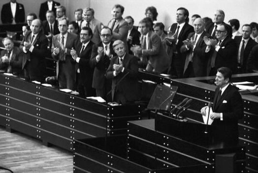 Reagan, Ronald; Schmidt, Helmut; Genscher, Hans-Dietrich; Baum, Gerhart; Schmude, Jürgen; Lambsdorff, Otto Graf Liegenschaften in Bonn, Plenargebäude
