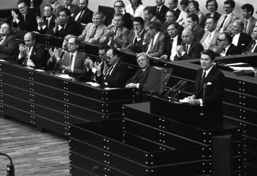 Reagan, Ronald; Schmidt, Helmut; Genscher, Hans-Dietrich; Baum, Gerhart; Schmude, Jürgen; Lambsdorff, Otto Graf; Lahnstein, Manfred Liegenschaften in Bonn, Plenargebäude
