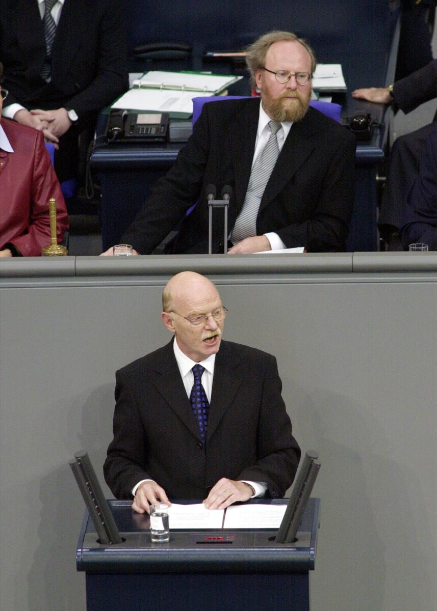 Thierse, Wolfgang; Struck, Peter Dr. Peter Struck, SPD, MdB, Rede des neuern Bundesverteidigungsminister im Deutschen Bundestag, Sondersitzung, Regierungserklärung "Lage der Bundeswehr".; Vorsitz: Bundestagspräsident Wolfgang Thierse, SPD.; Bundestagsabgeordneter, Abgeordneter, Präsident, Plenum, Rednerpult