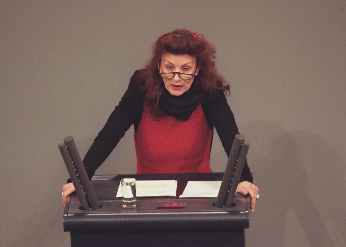 Jelpke, Ulla Ulla Jelpke, PDS, MdB, Rede im Deutschen Bundestag, 81. Bundestagssitzung.; Bundestagsabgeordnete, Abgeordnete, Plenum, Rednerpult