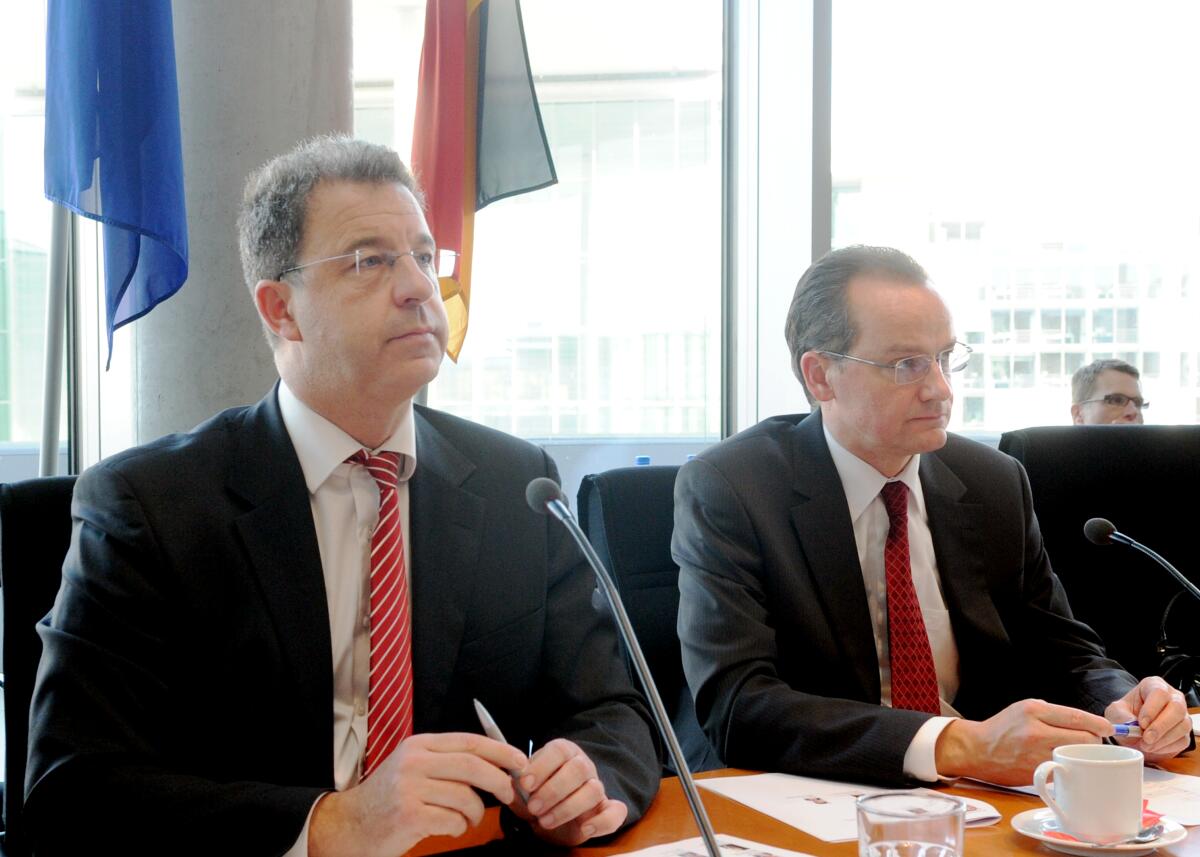 Serge Brammertz, (li), Chefankläger des Internationalen Strafgerichtshof für das ehemalige Jugoslawien, ist zu Gast im Ausschuss des Deutschen Bundestages für die Angelegenheiten der Europäischen Union. Gunther Krichbaum, (re), CDU/CSU, Vorsitzender des Bundestagsausschusses, leitet die Sitzung. Brammertz, Serge; Krichbaum, Gunther Serge Brammertz, (li), Chefankläger des Internationalen Strafgerichtshof für das ehemalige Jugoslawien, ist zu Gast im Ausschuss des Deutschen Bundestages für die Angelegenheiten der Europäischen Union. Gunther Krichbaum, (re), CDU/CSU, Vorsitzender des Bundestagsausschusses, leitet die Sitzung.