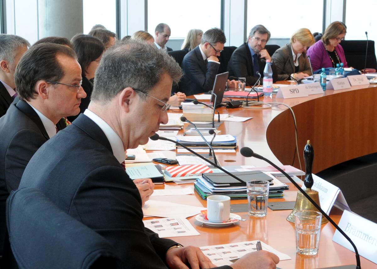 Serge Brammertz, (vorne re), Chefankläger des Internationalen Strafgerichtshof für das ehemalige Jugoslawien, ist zu Gast im Ausschuss des Deutschen Bundestages für die Angelegenheiten der Europäischen Union. Gunther Krichbaum, (li), CDU/CSU, Vorsitzender des Bundestagsausschusses, leitet die Sitzung. Brammertz, Serge; Krichbaum, Gunther Serge Brammertz, (vorne re), Chefankläger des Internationalen Strafgerichtshof für das ehemalige Jugoslawien, ist zu Gast im Ausschuss des Deutschen Bundestages für die Angelegenheiten der Europäischen Union. Gunther Krichbaum, (li), CDU/CSU, Vorsitzender des Bundestagsausschusses, leitet die Sitzung.