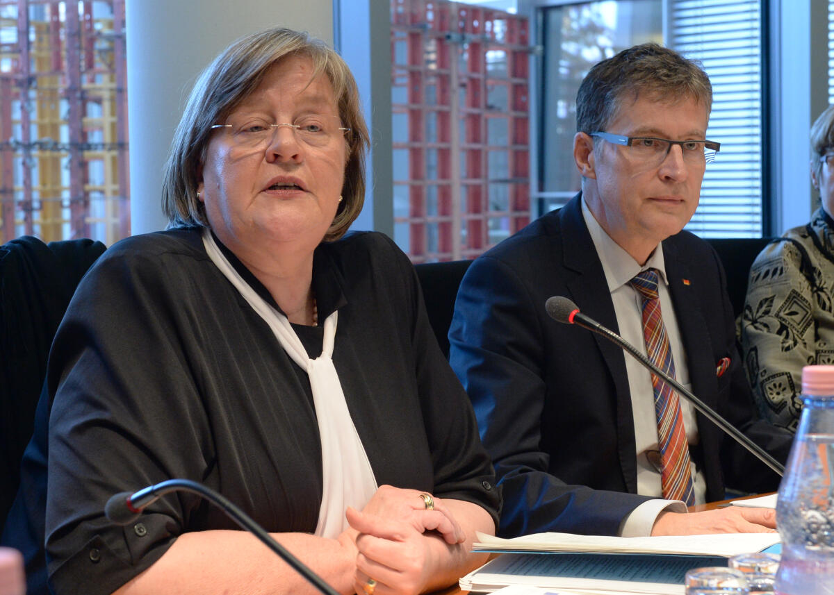 Andrea Voßhoff, Bundesbeauftragte für den Datenschutz und die Informationsfreiheit, nimmt an einer Ausschusssitzung des Ausschusses des Deutschen Bundestages Digitale Agenda, teil. Diese wird vom Vorsitzenden des Ausschusses, Jens Koeppen, CDU/CSU, geleitet. Koeppen, Jens; Voßhoff, Andrea Andrea Voßhoff, Bundesbeauftragte für den Datenschutz und die Informationsfreiheit, nimmt an einer Ausschusssitzung des Ausschusses des Deutschen Bundestages Digitale Agenda, teil. Diese wird vom Vorsitzenden des Ausschusses, Jens Koeppen, CDU/CSU, geleitet.