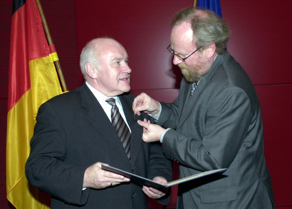 Thierse, Wolfgang; Hinsken, Ernst Bundestagspräsident Wolfgang Thierse, SPD, verleiht den Verdienstorden der Bundesrepublik Deutschland, (Verdienstkreuz I. Klasse) an Ernst Hinsken, CDU/CSU, MdB.; Bundestagsabgeordneter, Abgeordneter, Verleihung, Orden