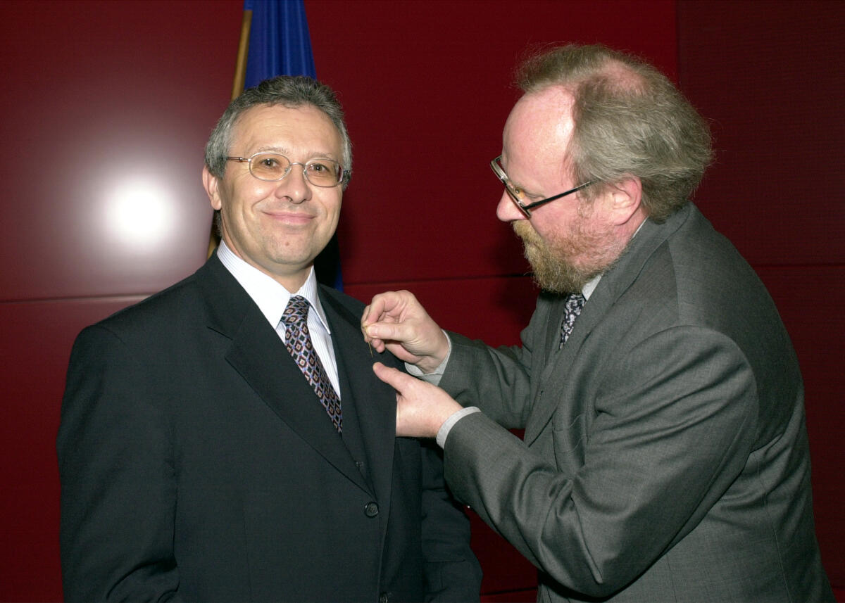 Thierse, Wolfgang; Friedrich, Horst Bundestagspräsident Wolfgang Thierse (rechts), SPD, verleiht den Verdienstorden der Bundesrepublik Deutschland (Verdienstkreuz am Bande) an MdB Horst Friedrich, FDP