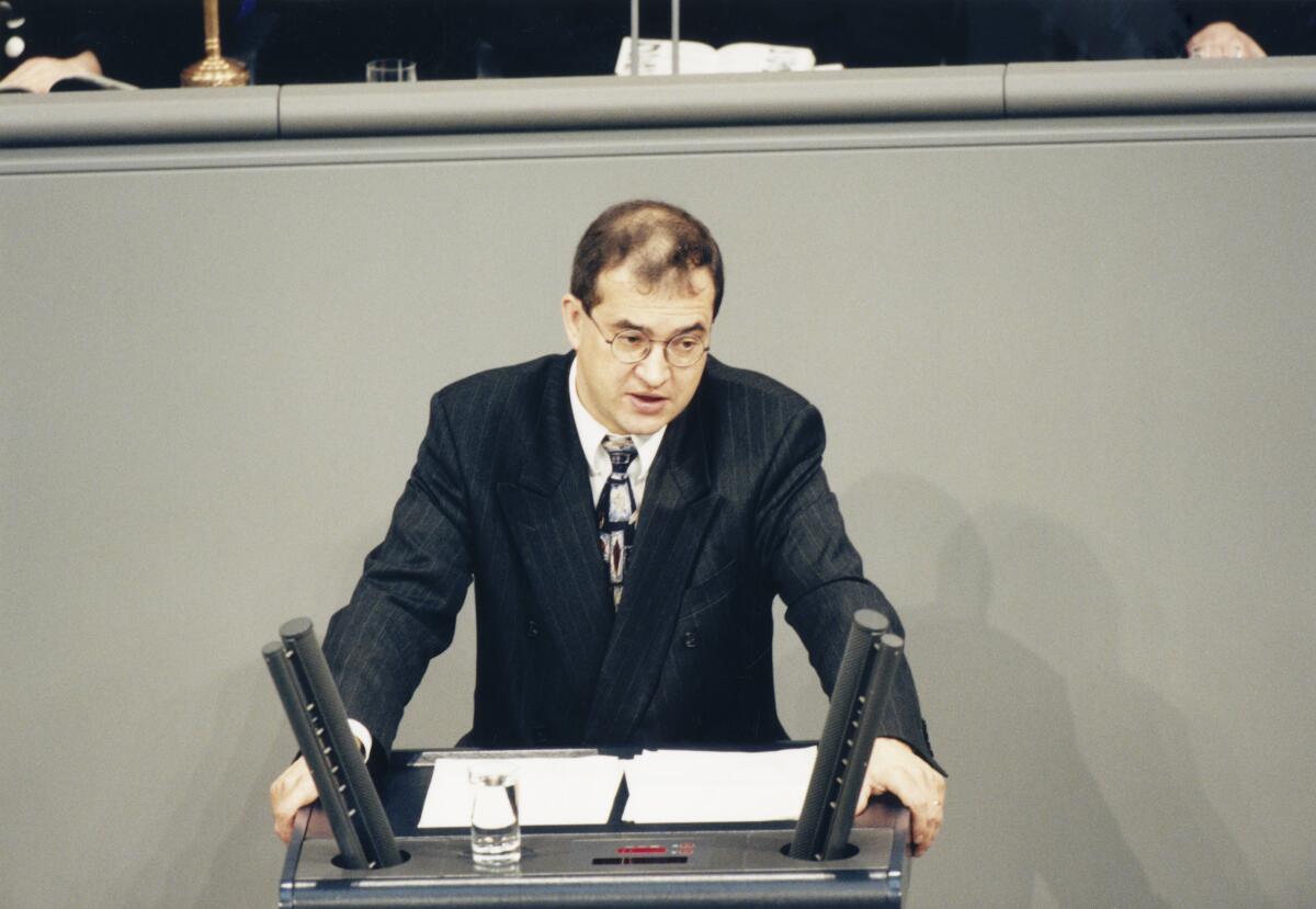 Arnold Vaatz, CDU/CSU, MdB, Rede im Deutschen Bundestag, Plenarsitzung Nr. 69, Vorsitz: Bundestagspräsident Wolfgang Thierse, SPD.; Bundestagsabgeordneter, Abgeordneter, Rednerpult, Präsident, Sitzung, Plenum Vaatz, Arnold Arnold Vaatz, CDU/CSU, MdB, Rede im Deutschen Bundestag, Plenarsitzung Nr. 69, Vorsitz: Bundestagspräsident Wolfgang Thierse, SPD.; Bundestagsabgeordneter, Abgeordneter, Rednerpult, Präsident, Sitzung, Plenum