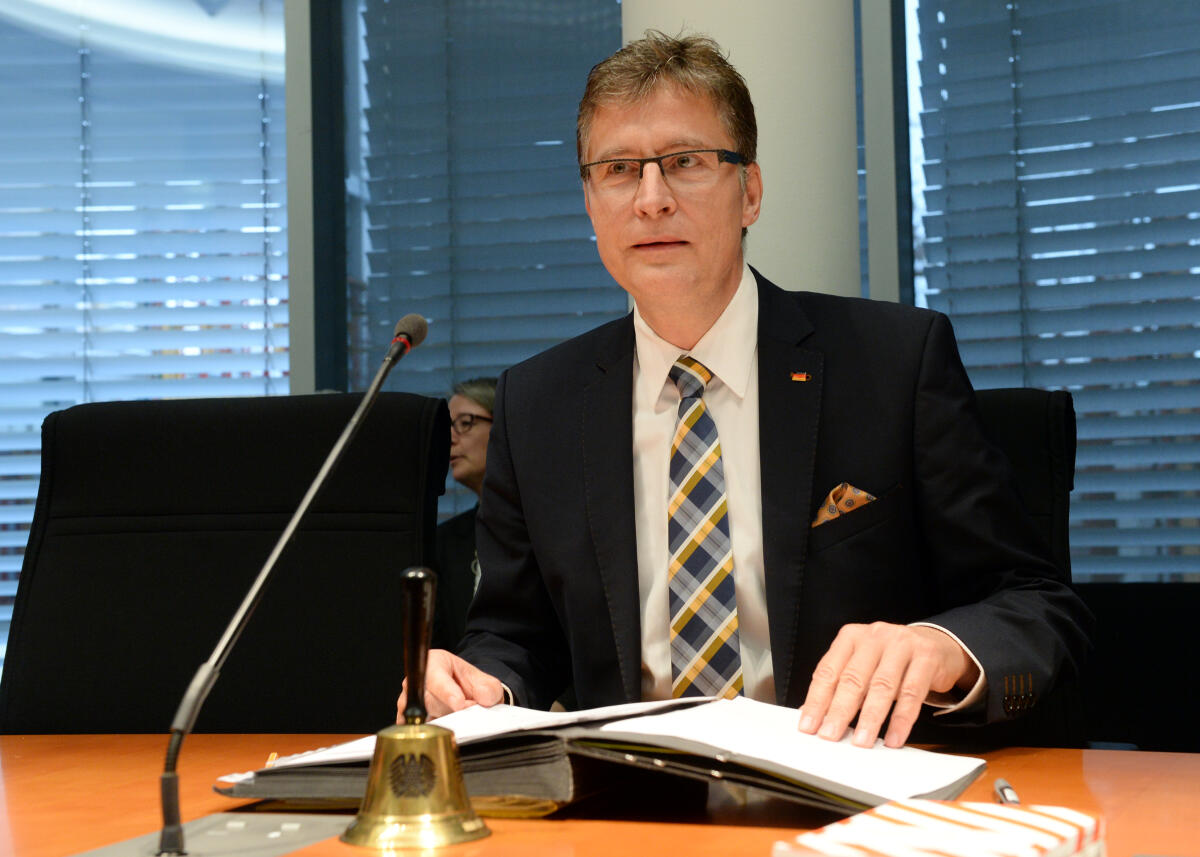 Der Ausschuss des Deutschen Bundestages Digitale Agenda hat unter der Leitung seines Vorsitzenden Jens Koeppen, (hier im Bild), CDU/CSU, mit Beteiligung von Sachverständigen ein öffentliches Fachgespräch zum Thema "Open Data". Koeppen, Jens Der Ausschuss des Deutschen Bundestages Digitale Agenda hat unter der Leitung seines Vorsitzenden Jens Koeppen, (hier im Bild), CDU/CSU, mit Beteiligung von Sachverständigen ein öffentliches Fachgespräch zum Thema "Open Data".
