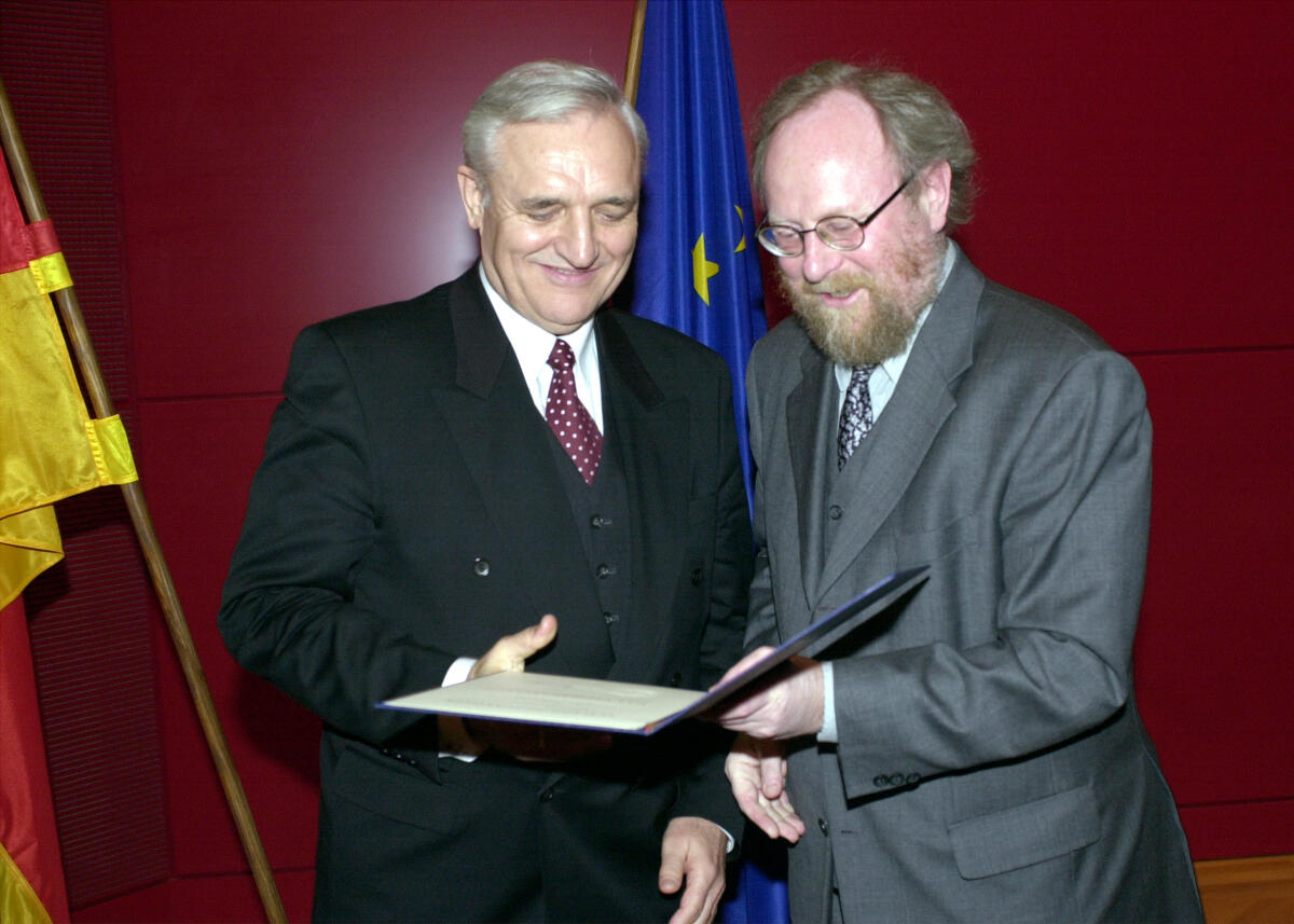 Thierse, Wolfgang; Opel, Manfred Bundestagspräsident Wolfgang Thierse (rechts), SPD, verleiht den Verdienstorden der Bundesrepublik Deutschland, (Verdienstkreuz I. Klasse) an Manfred Opel, SPD, MdB.; Bundestagsabgeordneter, Abgeordneter, Verleihung, Orden